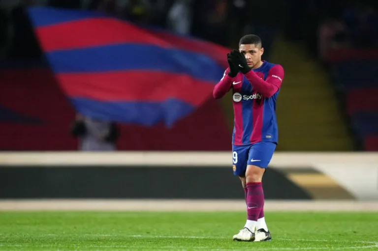 Barcelona vence Alavés com novo gol e expulsão de Vitor Roque