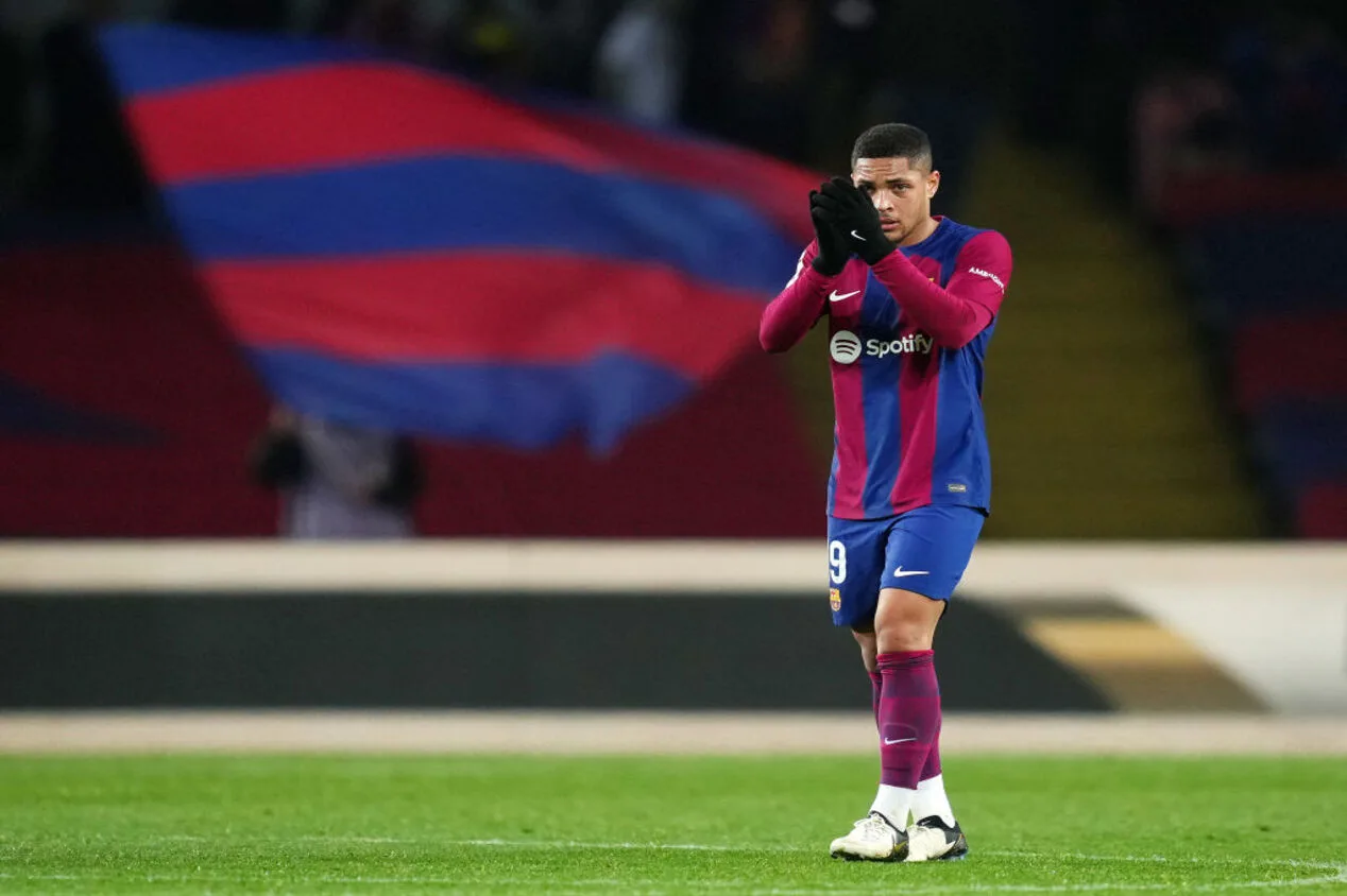 Barcelona vence Alavés com novo gol e expulsão de Vitor Roque