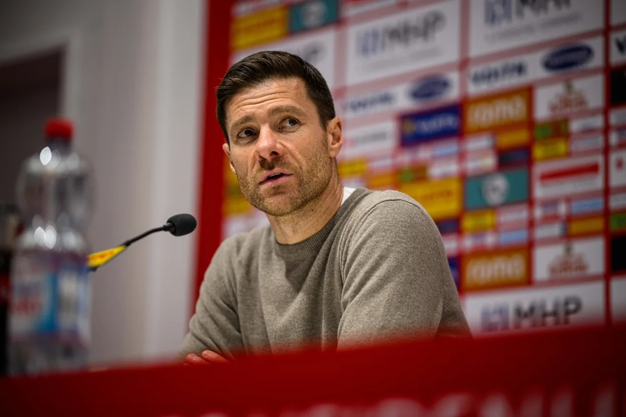 CEO do Leverkusen mostra confiança na permanência de Xabi Alonso, alvo de Liverpool e Bayern