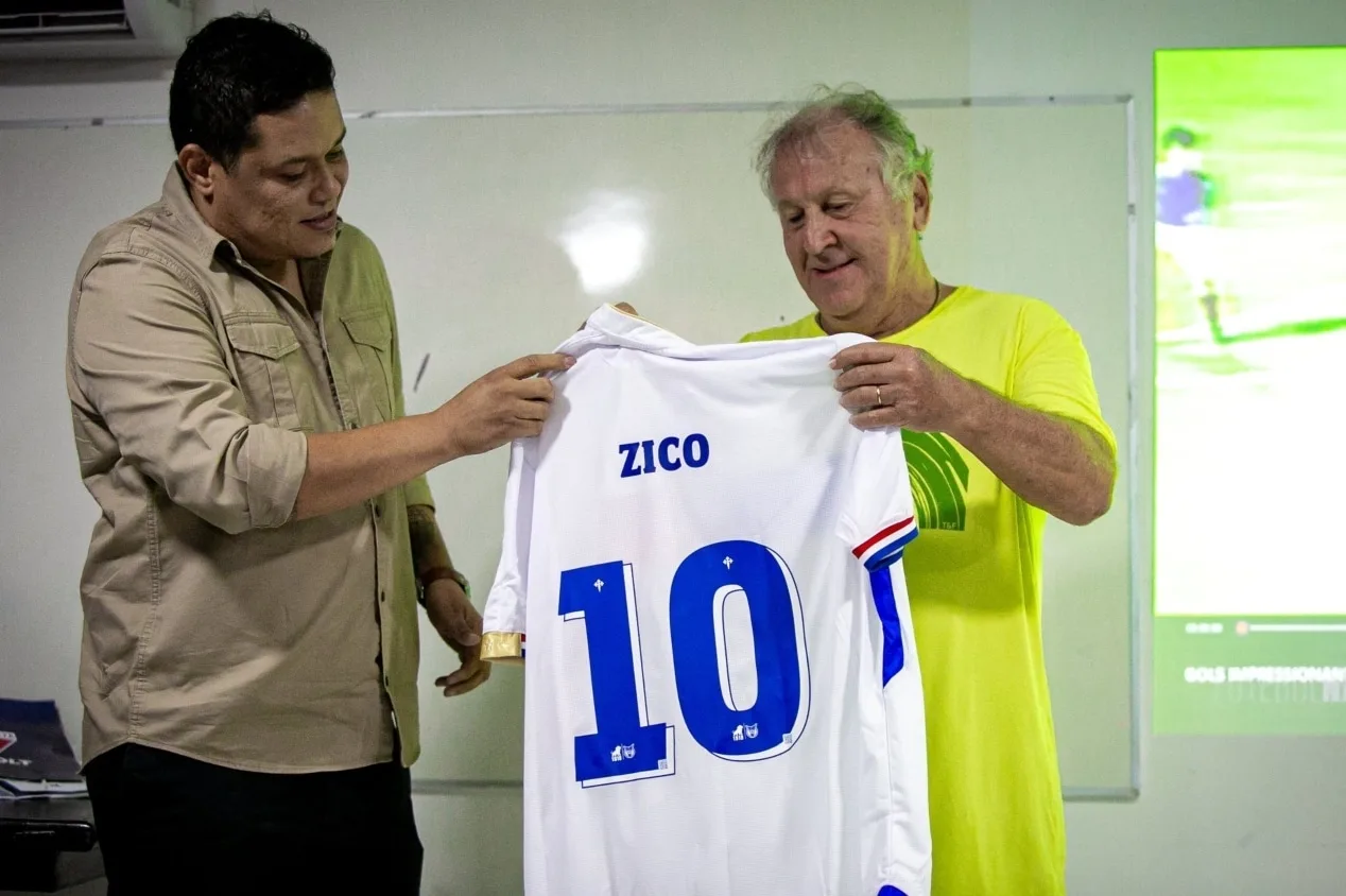 Zico faz visita e conversa com jovens da base do Fortaleza