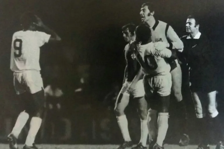 Santos x Portuguesa decidiu o título do Paulistão de 1973, que acabou dividido entre os dois clubes; entenda