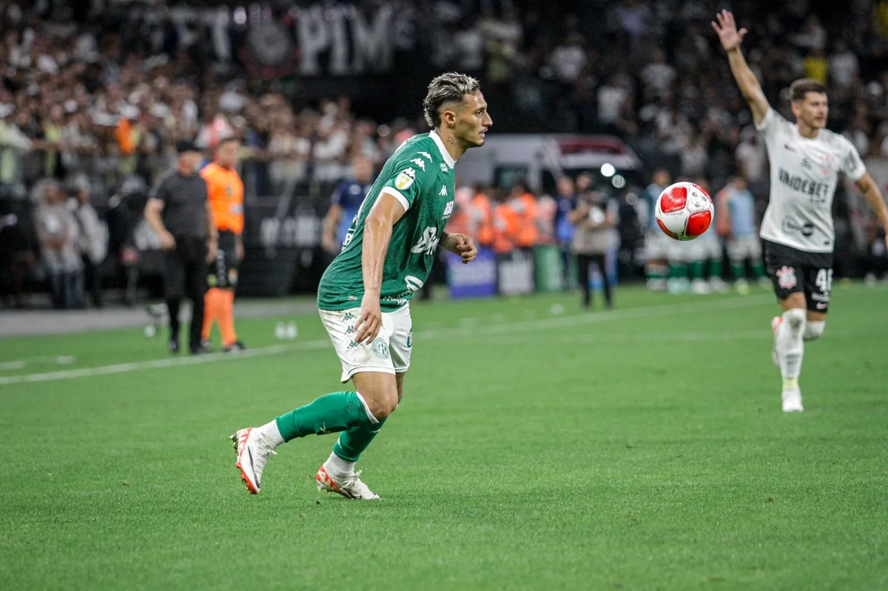 Santos pode dar “chapéu” no Atlético-GO por atacante do Guarani