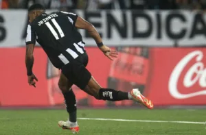 Botafogo vence o Red Bull Bragantino com dois golaços de Júnior Santos na Libertadores