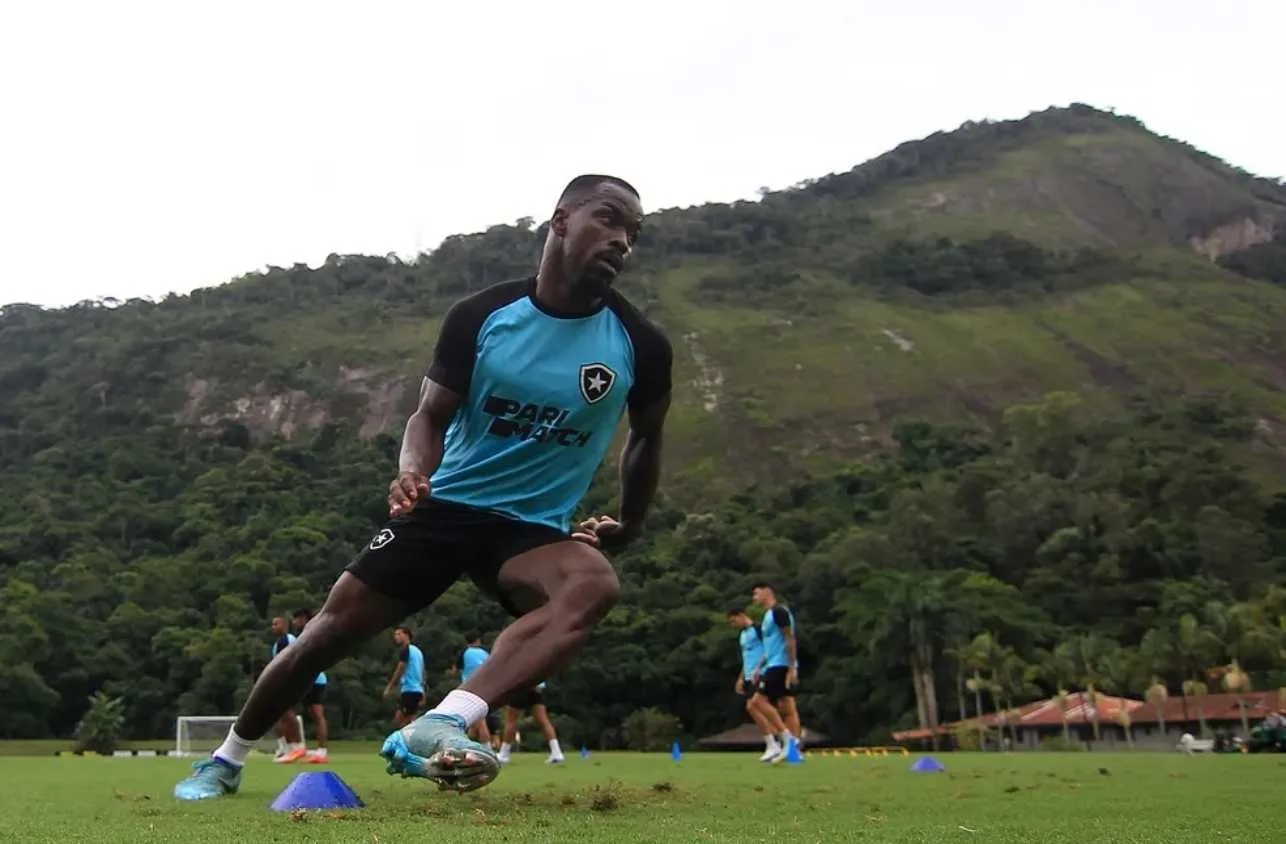 Time do Brasileirão Série B anuncia volante do Botafogo por empréstimo