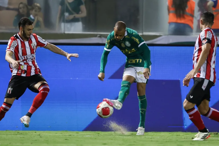 Abel Ferreira tem disputa por titularidade no Palmeiras após retorno de Mayke