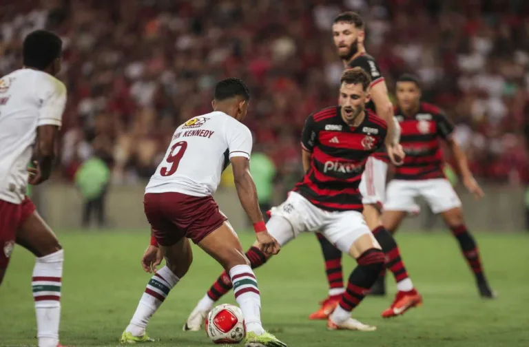 Flamengo administra a vantagem contra o Fluminense e se classifica para a final do Cariocão