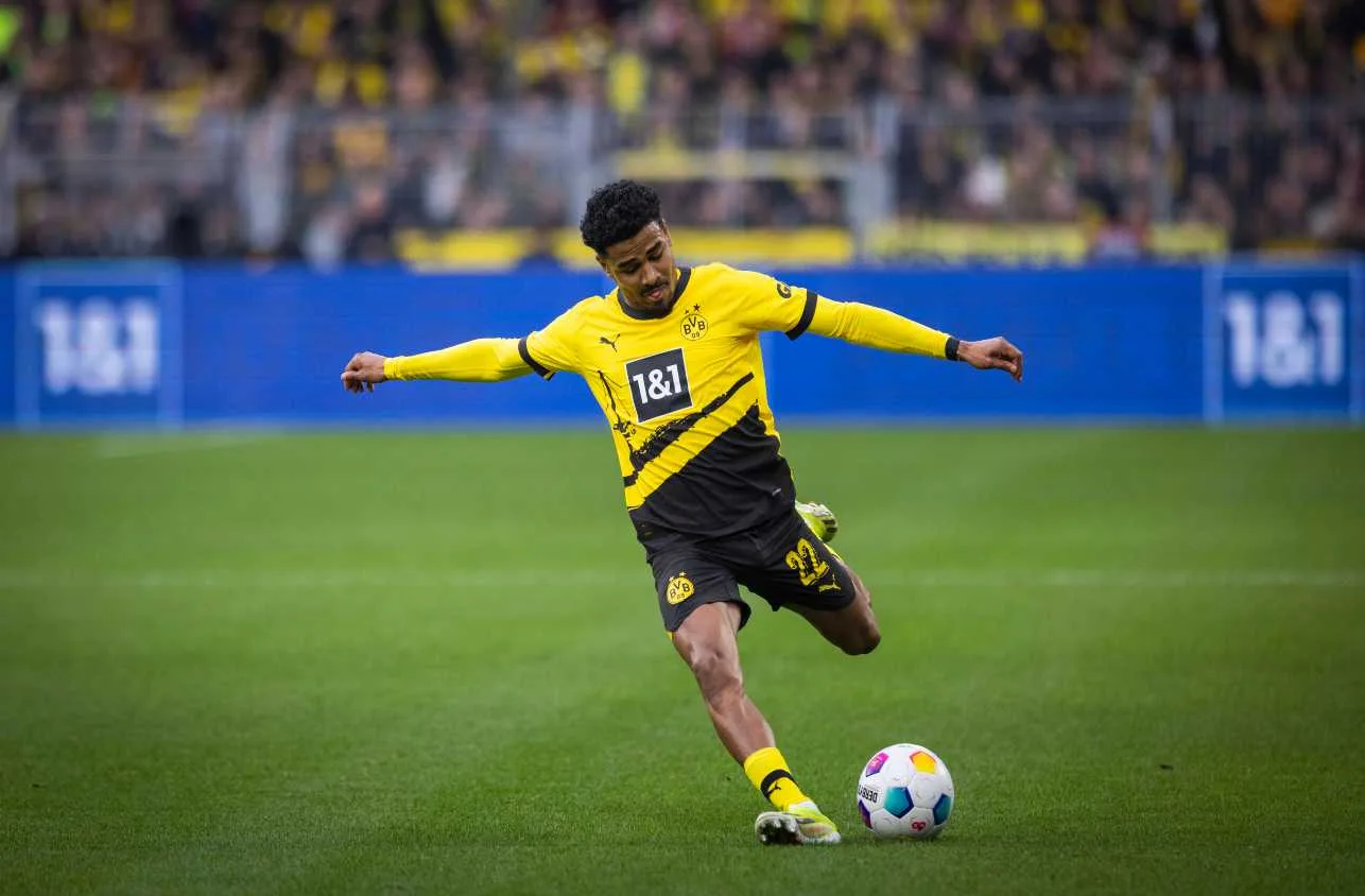 Bayern Munich trabalha para contratar possível substituto de Alphonso Davies