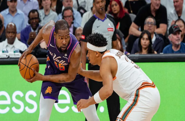 Sem Wembanyama, Spurs mantiveram postura ofensiva para derrotar os Suns na NBA