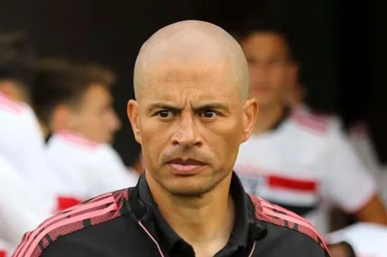 Alex não descarta treinar time do futebol brasileiro: “Se tivesse oportunidade”