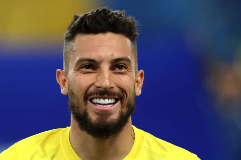 Alex Telles, do Al Nassr, abre o jogo sobre retorno à seleção brasileira