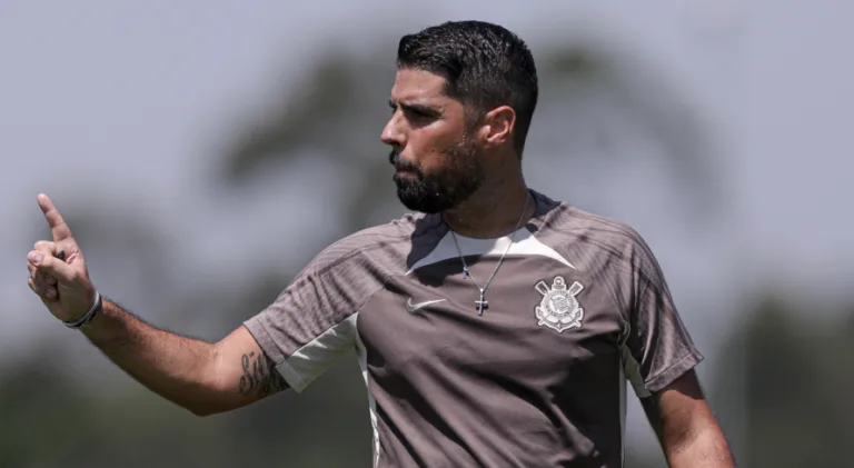 António Oliveira destaca atuação de Donelli pelo Corinthians