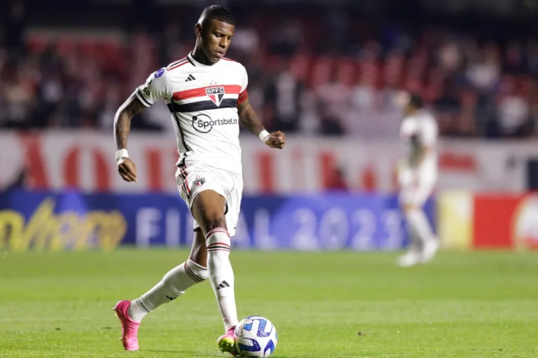 Nicola aponta bastidores do SPFC sobre a demora na renovação de Arboleda