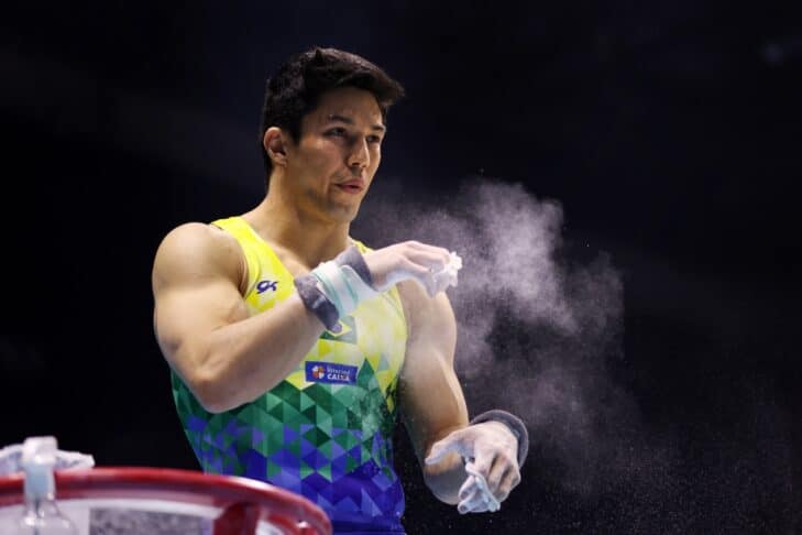 Arthur Nory se prepara para rotina na barra horizontal durante a final por equipes masculinas no quinto dia do Campeonato Mundial de Ginástica de 2022 (Naomi Baker/Getty Images)