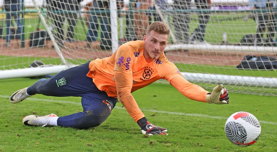 Goleiro do Athletico-PR entra no radar do Chelsea e da Inter de Milão