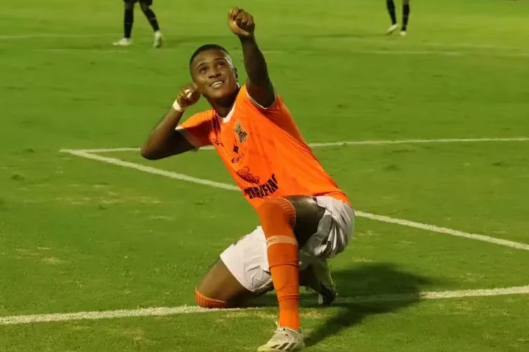 Mauro Cezar detona insultos a atacante ex-Flamengo: “De novo”