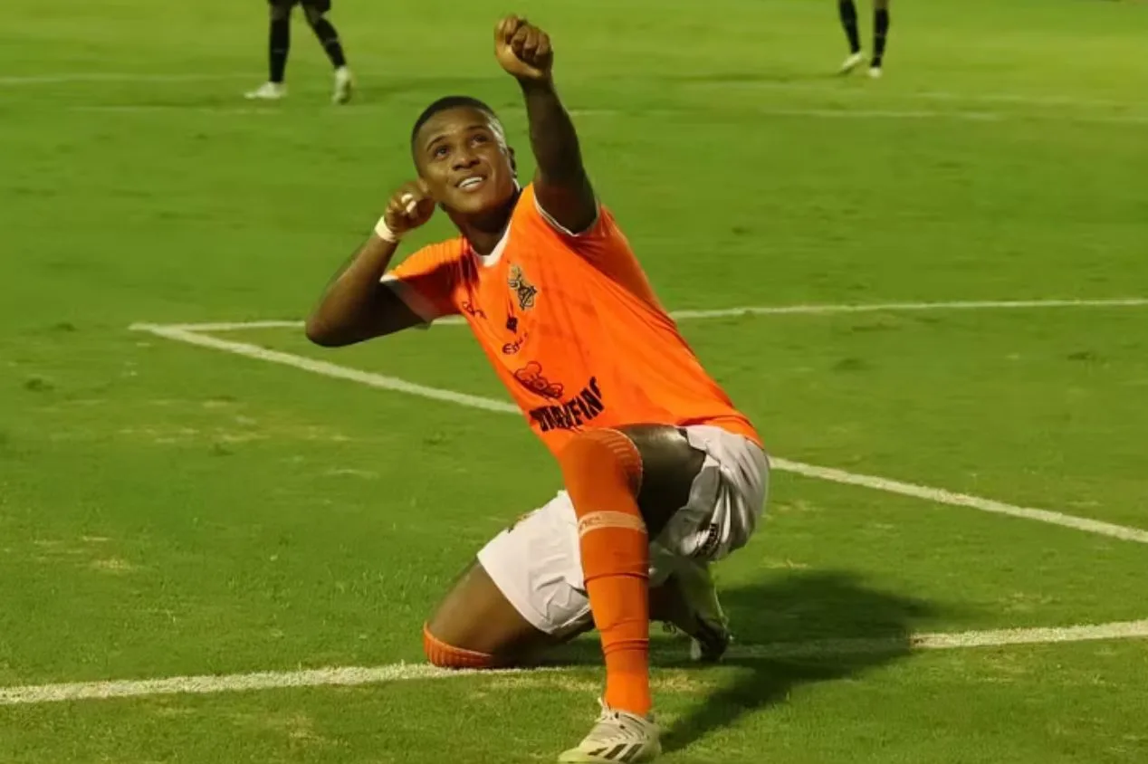 Mauro Cezar detona insultos a atacante ex-Flamengo: “De novo”