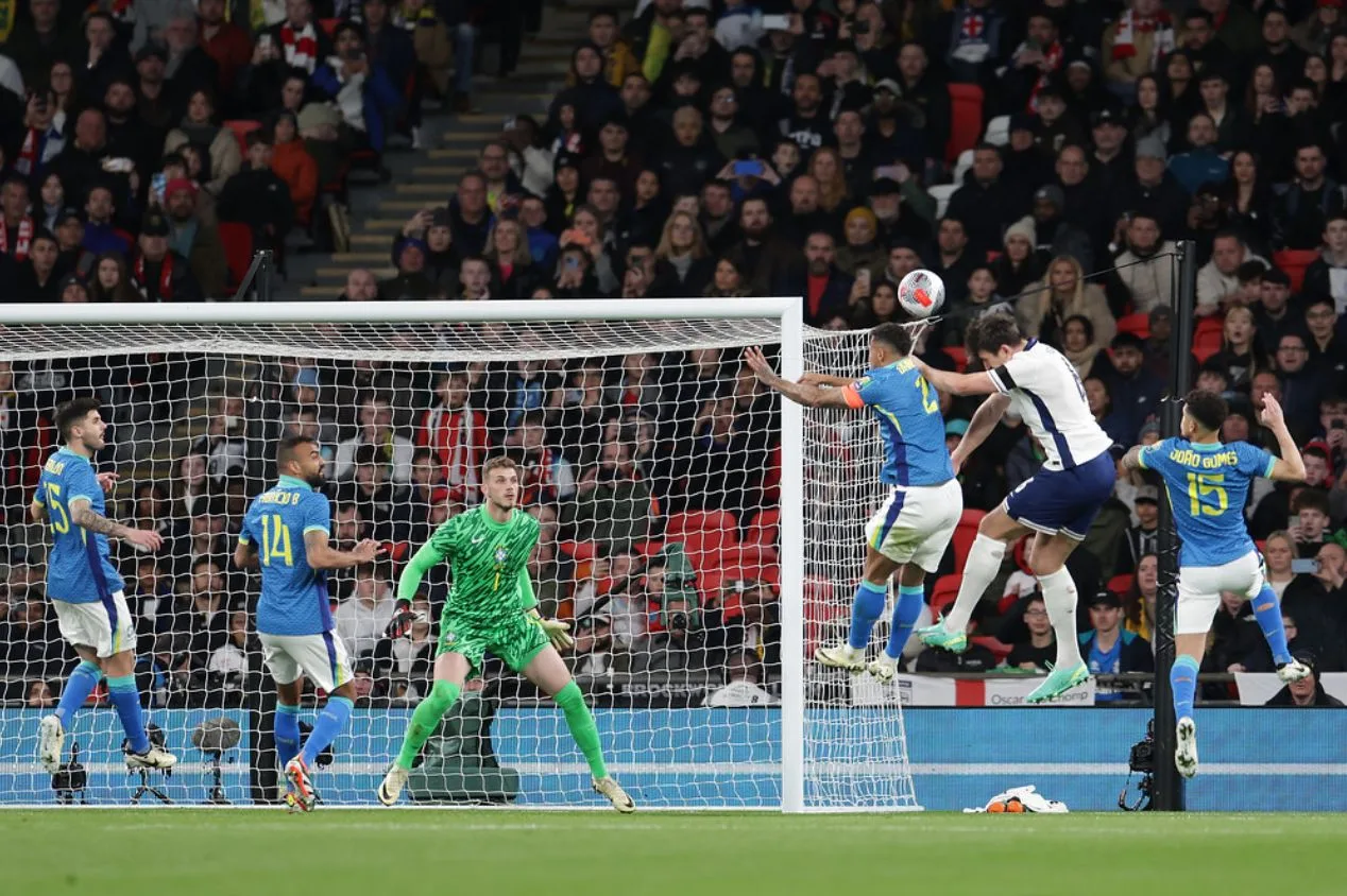 Denílson se impressiona com titular da seleção brasileira: “Protagonista”