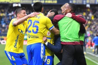 Jogadores do Cádiz comemoram gol marcado contra o Atlético de Madrid pela La Liga