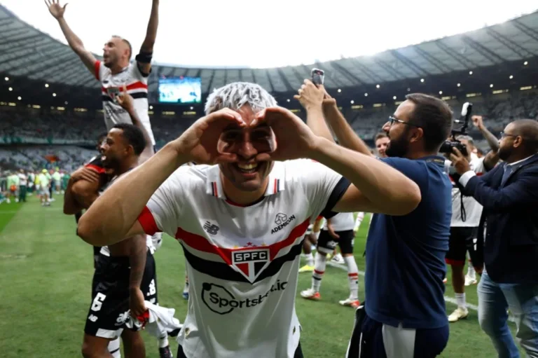Calleri elege meia diferenciado no futebol brasileiro: “Sou fã”