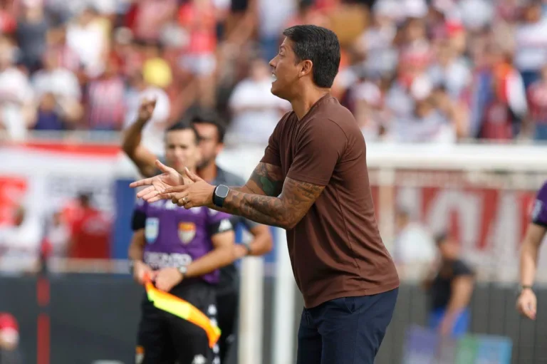 Milton Neves detona provocação de Thiago Carpini após classificação do SPFC