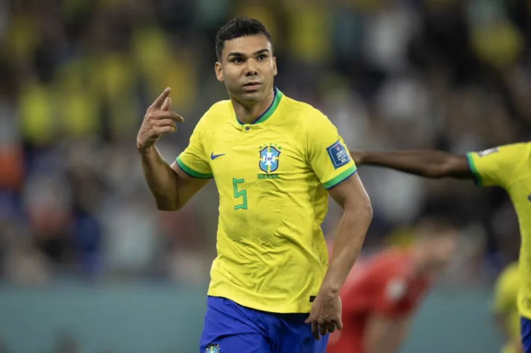 Neto sugere três volantes para substituir Casemiro na seleção brasileira: “Tá morto”