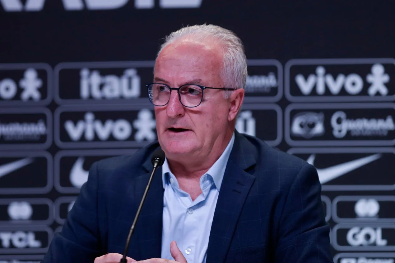 Cicinho aponta goleiro para a seleção brasileira: “Está à frente”