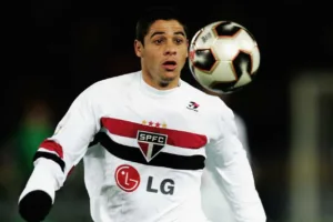 Cicinho ataca craque do Brasileirão Série A após eliminação no Estadual: “Vai enganar outro”