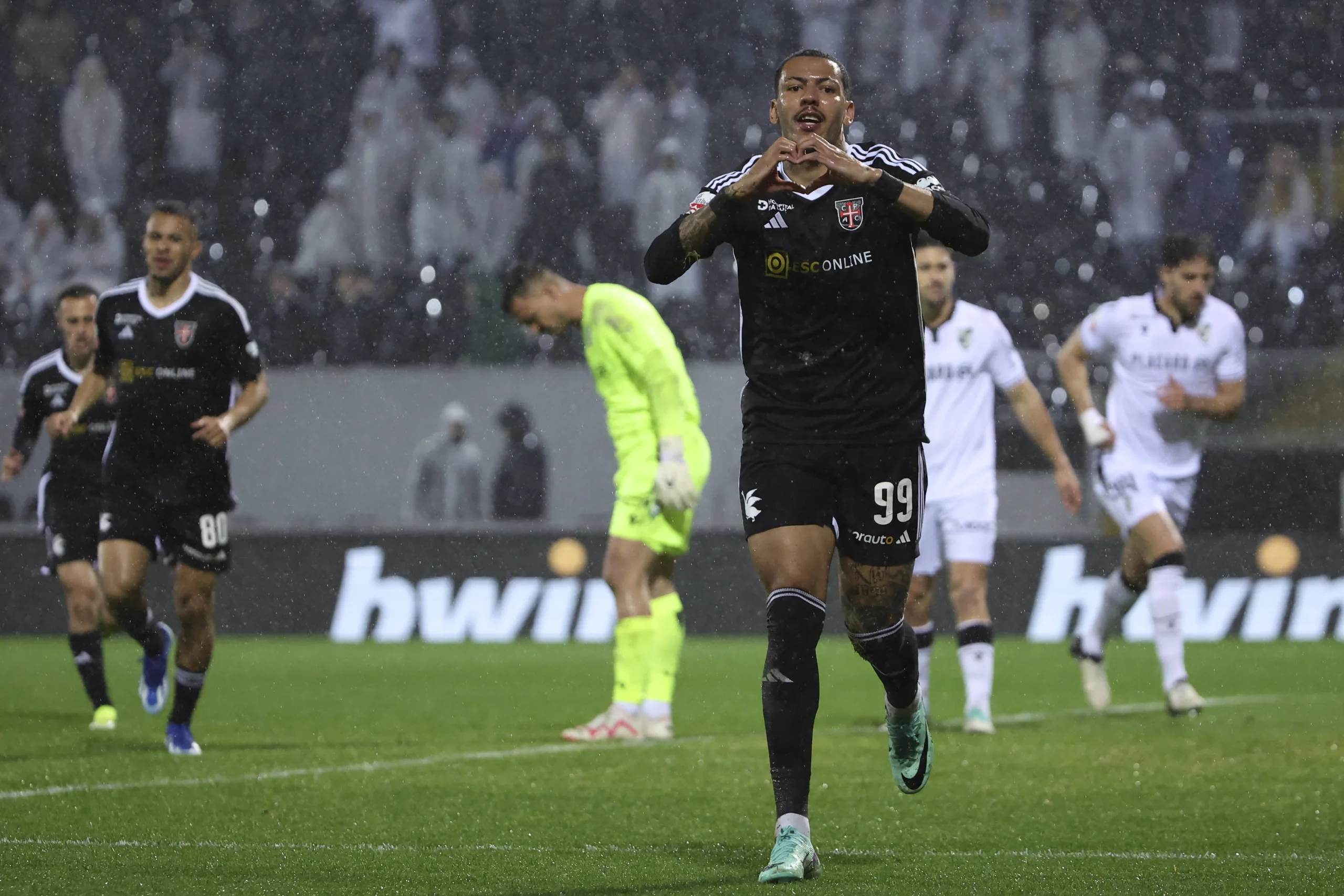 Vasco anuncia a contratação de Clayton Silva