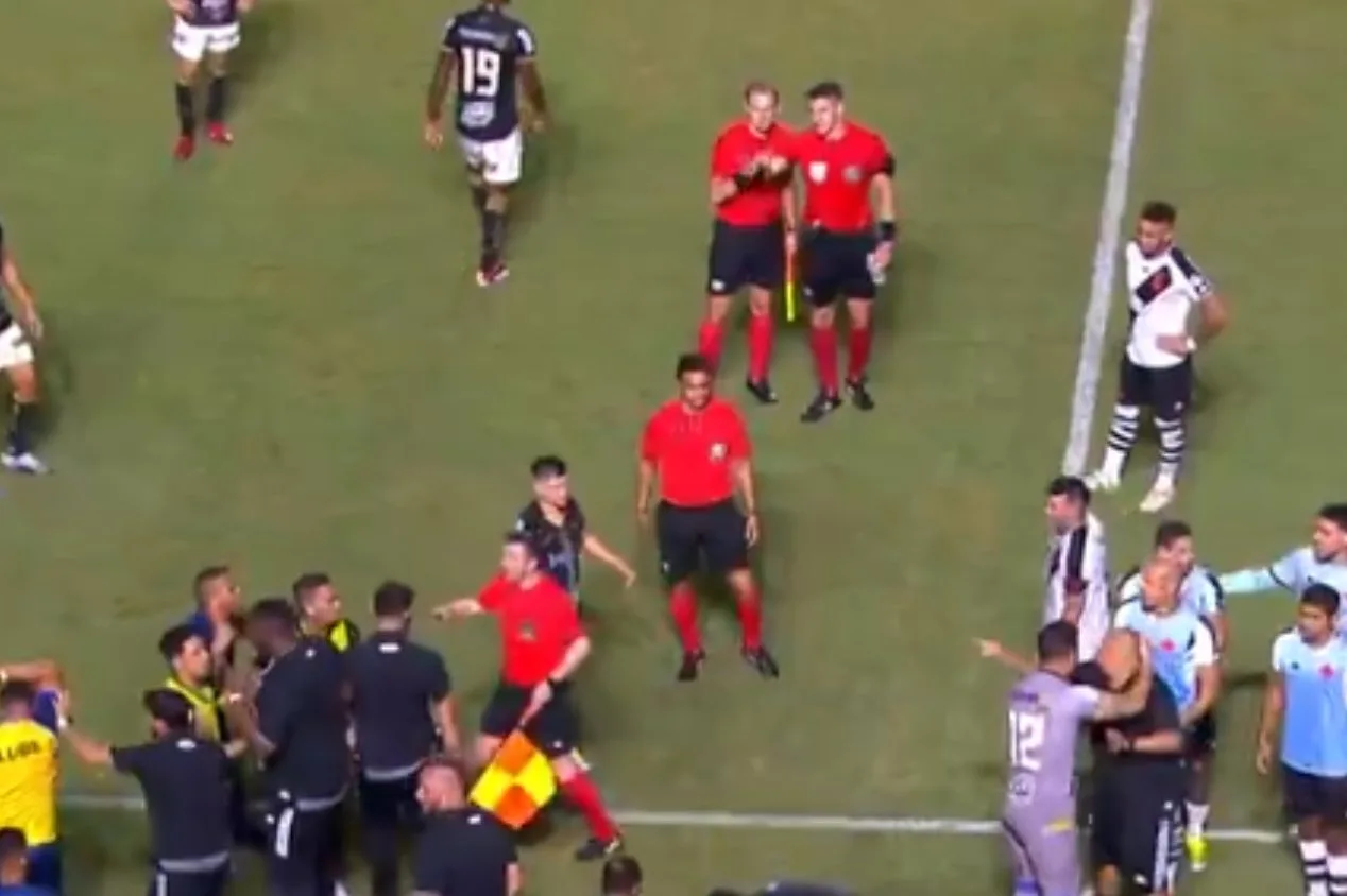 Vasco x Água Santa tem briga entre João Victor e Neilton; assista