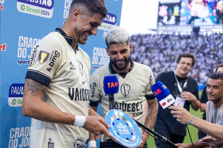 António Oliveira rasga elogios a Yuri Alberto e Pedro Raul após classificação do Corinthians