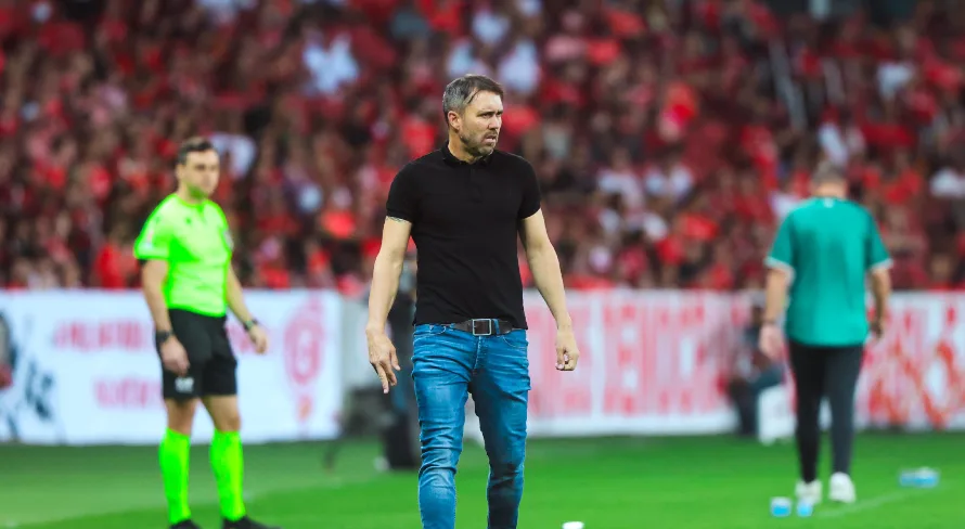 Após eliminação, Eduardo Coudet ressalta insuficiência: “podemos dar mais em relação a futebol”