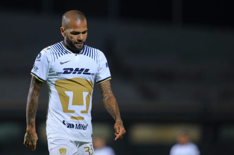 Daniel Alves não paga fiança e segue preso em Barcelona; confira