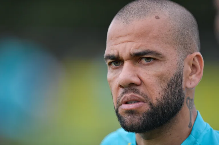 Sem dinheiro para a fiança, Daniel Alves deve seguir preso no fim de semana