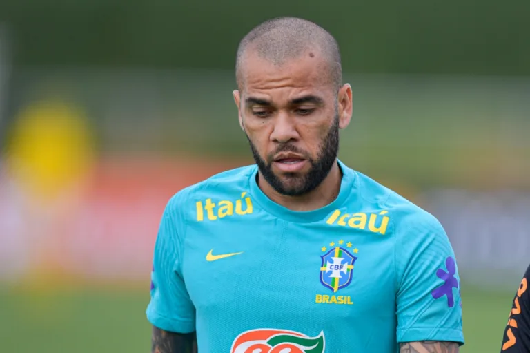 Daniel Alves deixa prisão sob liberdade provisória após pagar fiança milionária