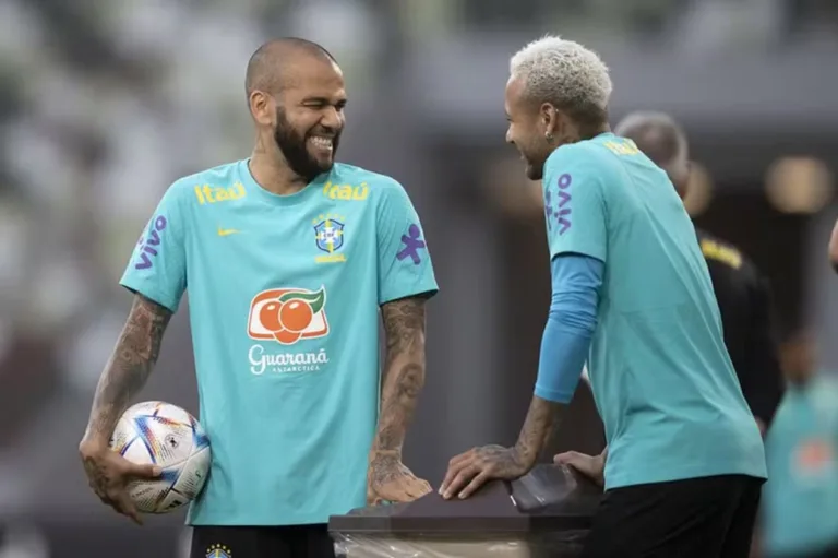 Pai de Neymar bancou fiança de Daniel Alves, alega jornal espanhol