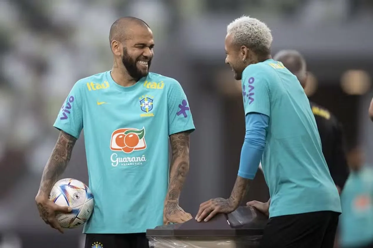 Pai de Neymar bancou fiança de Daniel Alves, alega jornal espanhol