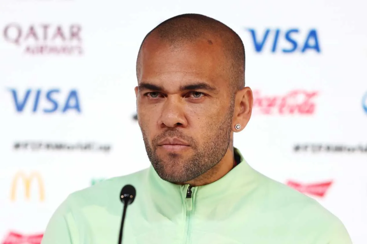 Daniel Alves recebe liberdade provisória na Espanha mediante fiança milionária