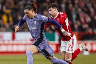 Darwin Núñez, do Liverpool, disputa com jogador do Nottingham Fores