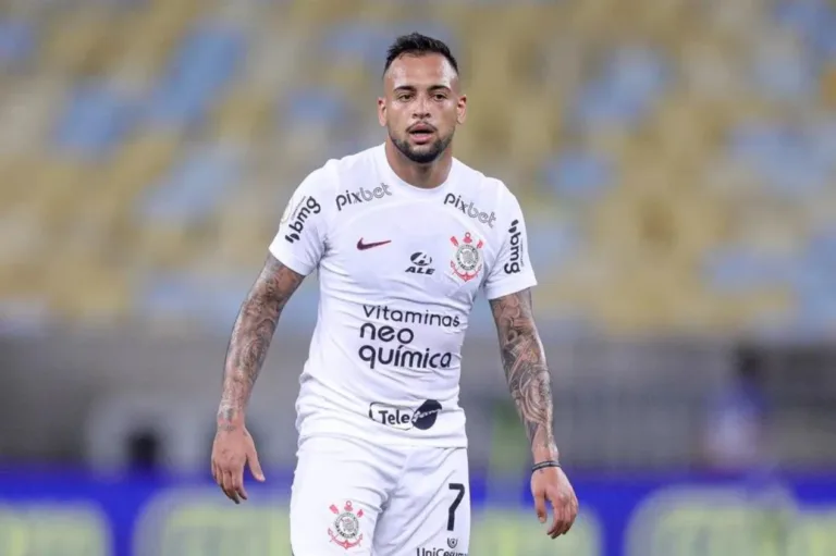 Mauro Cezar desmente informação que Maycon recusou Flamengo