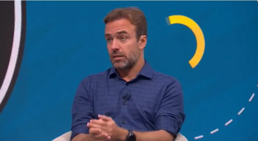 Roger Flores aponta zagueiro diferenciado no futebol brasileiro hoje