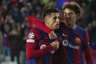 João Félix e Cancelo juntos após o gol marcado pelo Barcelona contra o Porto na fase de grupos da Champions League 2023/24