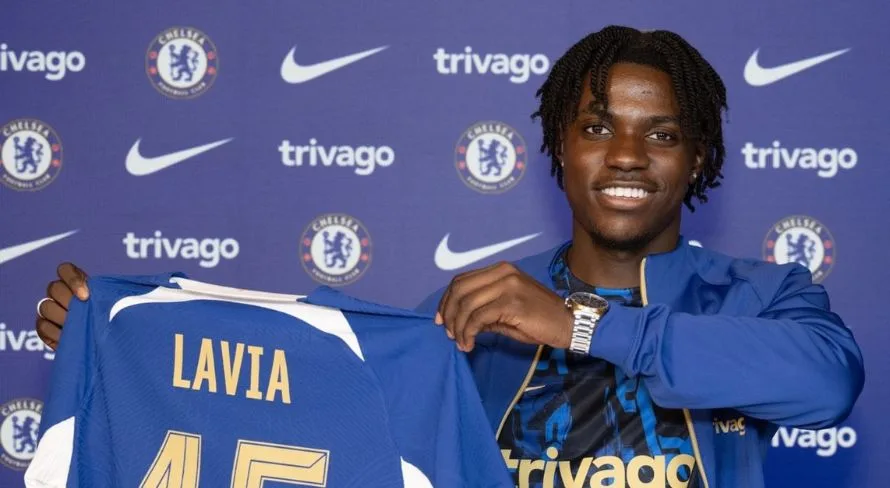 Volante do Chelsea manda recado para torcedores após grave lesão