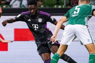 Alphonso Davies fazendo jogada individual durante partida do Bayern de Munique
