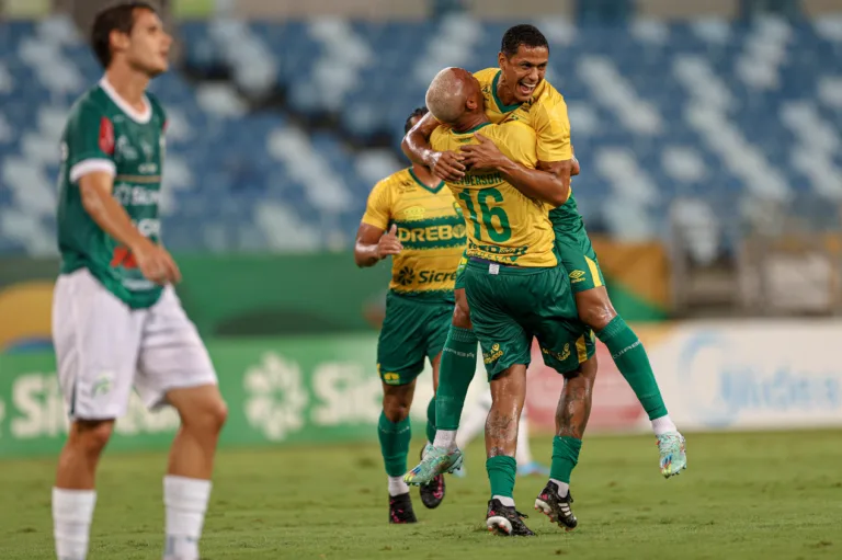 Deyverson faz dois, Cuiabá vence jogo ‘maluco’ e vai para a final do Campeonato Mato-Grossense