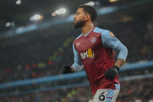 Douglas Luiz em campo com a camisa do Aston Villa