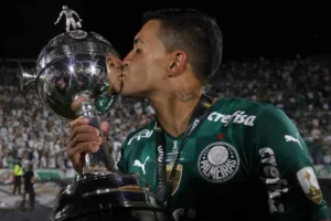 Roger Flores “esquece” o Palmeiras e aponta dois clubes que podem sofrer na Libertadores