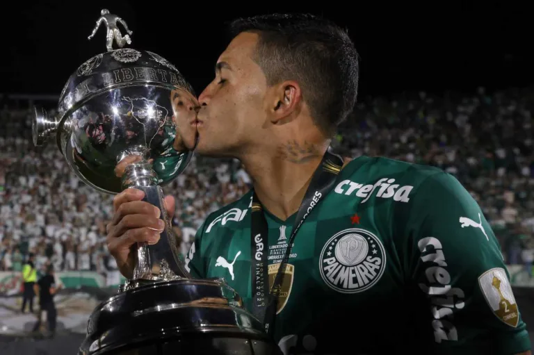 Roger Flores “esquece” o Palmeiras e aponta dois clubes que podem sofrer na Libertadores