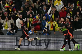 Colômbia vence a Espanha com golaço de Muñoz e "renascimento" de James Rodríguez