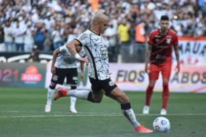 Fábio Santos faz piada sobre pênaltis para o Atlético-MG: “Todo jogo”