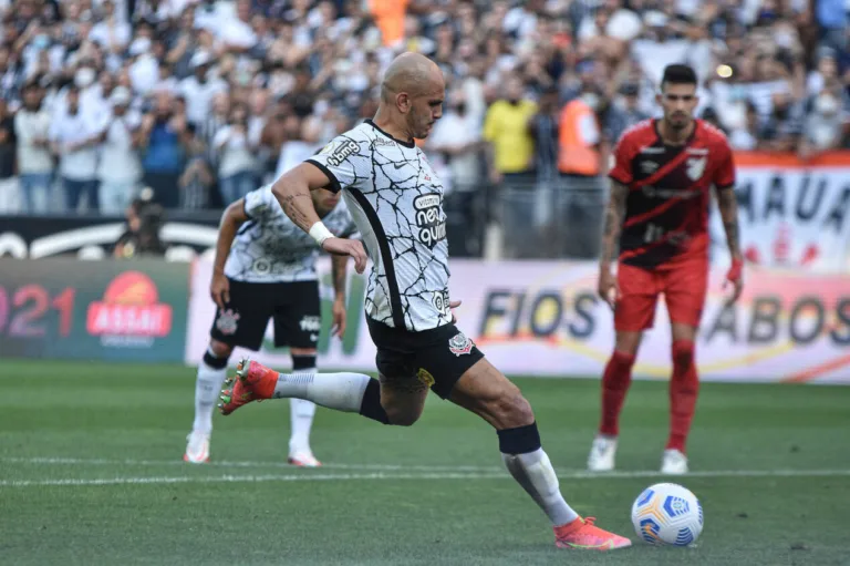 Fábio Santos faz piada sobre pênaltis para o Atlético-MG: “Todo jogo”